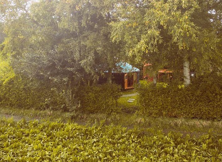 Luchtfoto van Vakantiehuis in Wedde, omgeven door groene natuur in Zuidoost Groningen, ideaal voor een rustgevend verblijf.