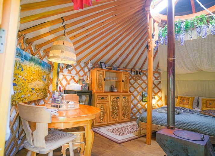 Unieke yurt accommodatie in Vakantiehuis in Wedde, met traditionele inrichting in Zuidoost Groningen.