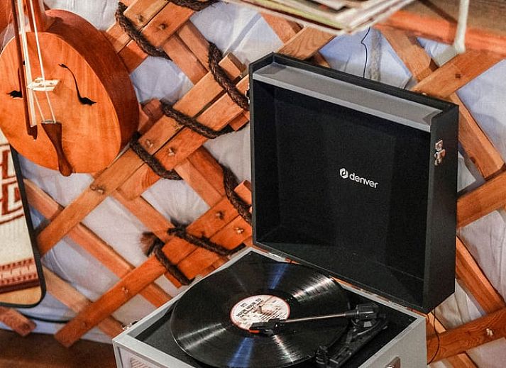 Unieke yurt accommodatie in Vakantiehuis in Wedde, met traditionele inrichting in Zuidoost Groningen.