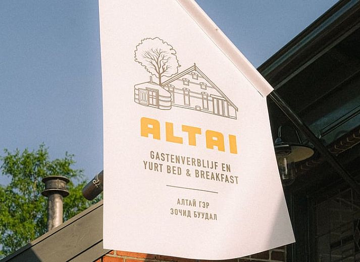 Verborgen yurt in de groene omgeving van Vakantiehuis in Wedde, Zuidoost Groningen, biedt privacy en rust.