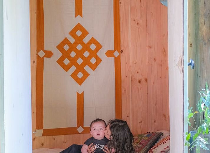 Verborgen yurt in de groene omgeving van Vakantiehuis in Wedde, Zuidoost Groningen, biedt privacy en rust.