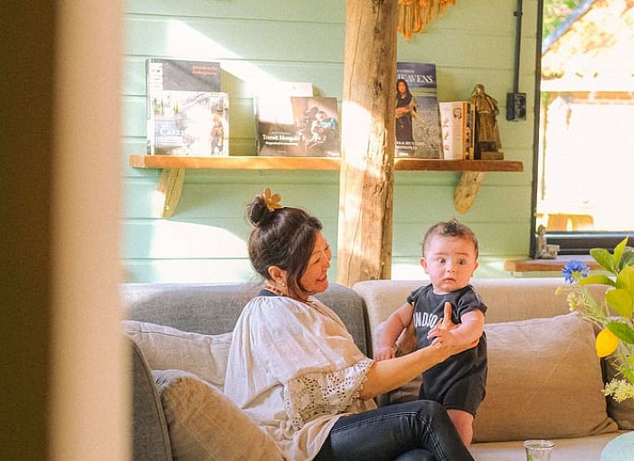Verborgen yurt in de groene omgeving van Vakantiehuis in Wedde, Zuidoost Groningen, biedt privacy en rust.