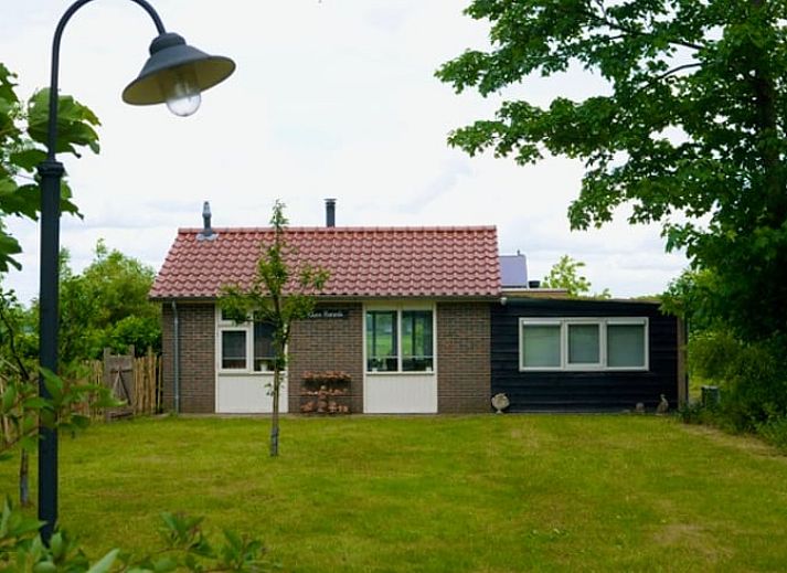 Cottage in Onstwedde, vacation home in Groningen with charming front view and fenced garden.