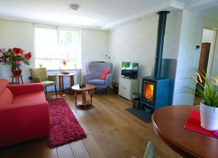 Cottage in Onstwedde, vacation home in Groningen with charming front view and fenced garden.