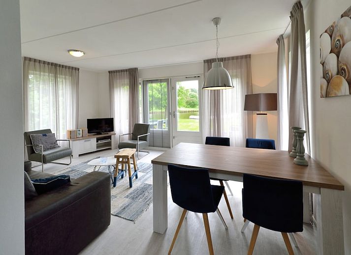 Kajuit 4, een charmante bungalow in Steendam, Zuidoost Groningen, omgeven door groen met een uitnodigend terras voor ontspanning.