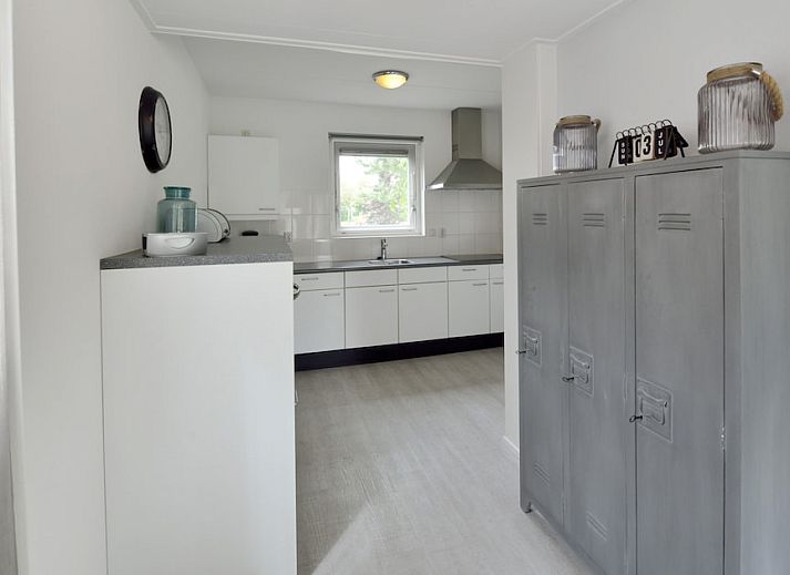 Kajuit 4, een charmante bungalow in Steendam, Zuidoost Groningen, omgeven door groen met een uitnodigend terras voor ontspanning.