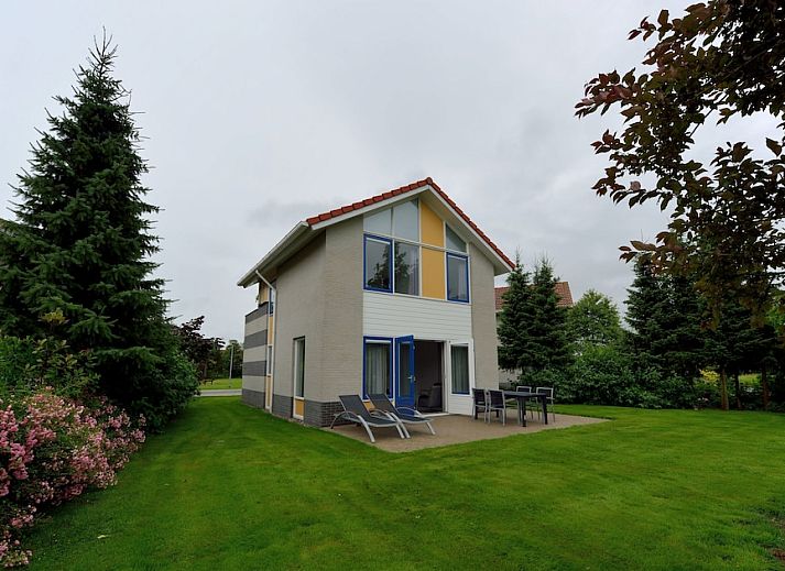 Gezellige woonkamer van bungalow Kajuit 4 in Steendam, Zuidoost Groningen, met uitzicht op groene tuin en modern interieur.