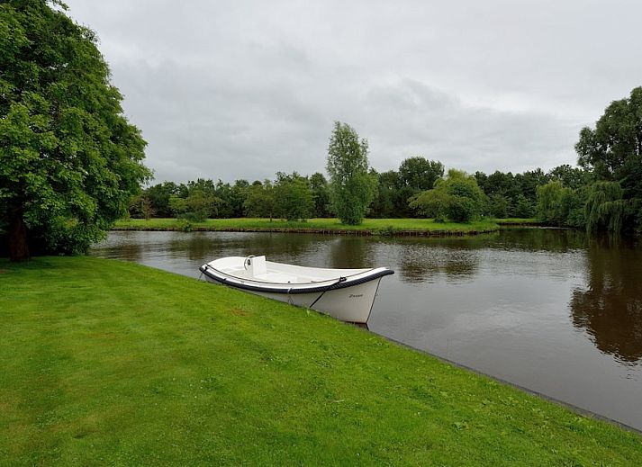 Gezellige woonkamer van bungalow Kajuit 4 in Steendam, Zuidoost Groningen, met uitzicht op groene tuin en modern interieur.