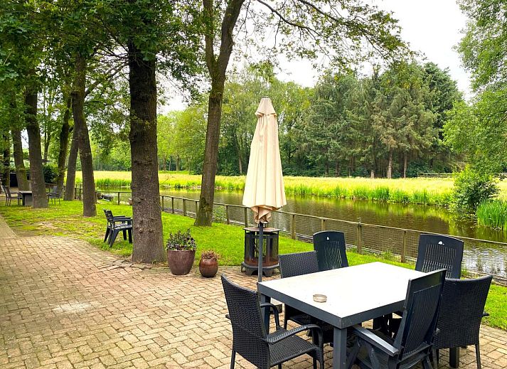 Rutershoeske vakantiehuis in Veendam, Groningen met groene tuin en rustieke omgeving.