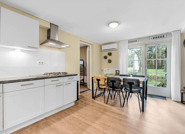 Rutershoeske vakantiehuis in Veendam, Groningen met groene tuin en rustieke omgeving.