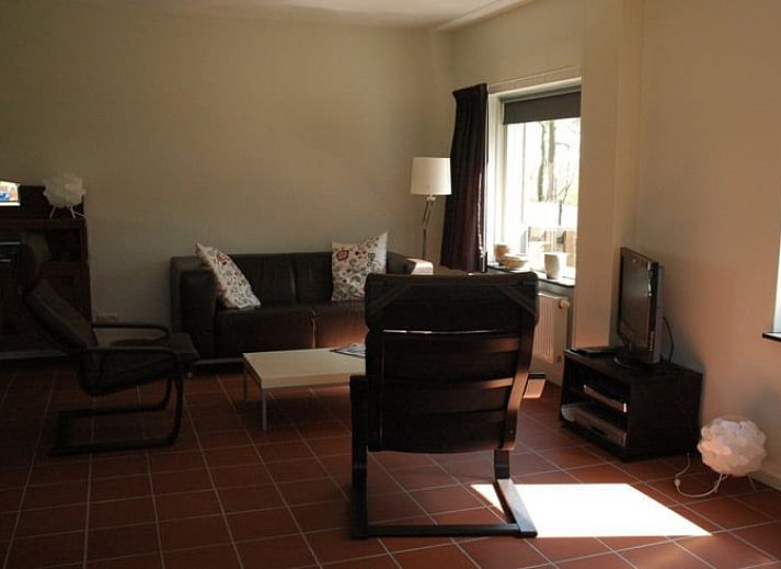 Huisje in Zevenhuizen, vakantiehuis omringd door kleurrijke bloemen in Zuidwest Groningen, Groningen.