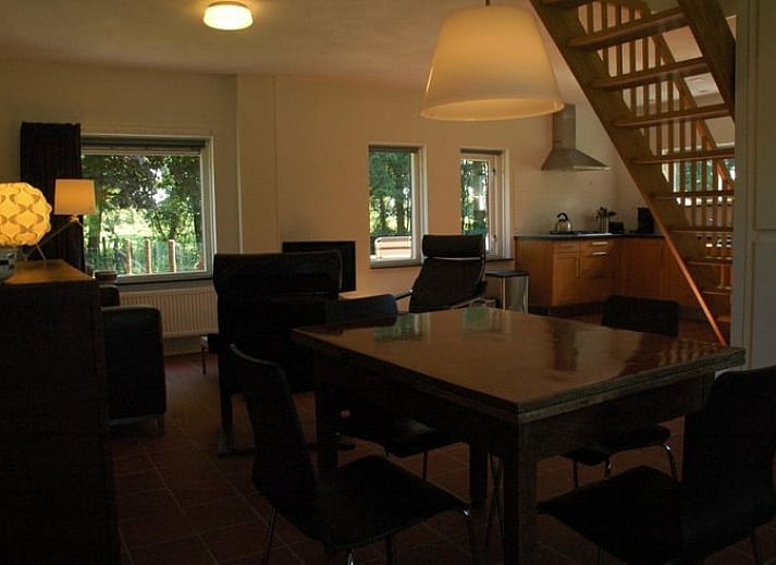 Huisje in Zevenhuizen, groene tuin met bloemen rondom vakantiehuis in Zuidwest Groningen, Groningen.