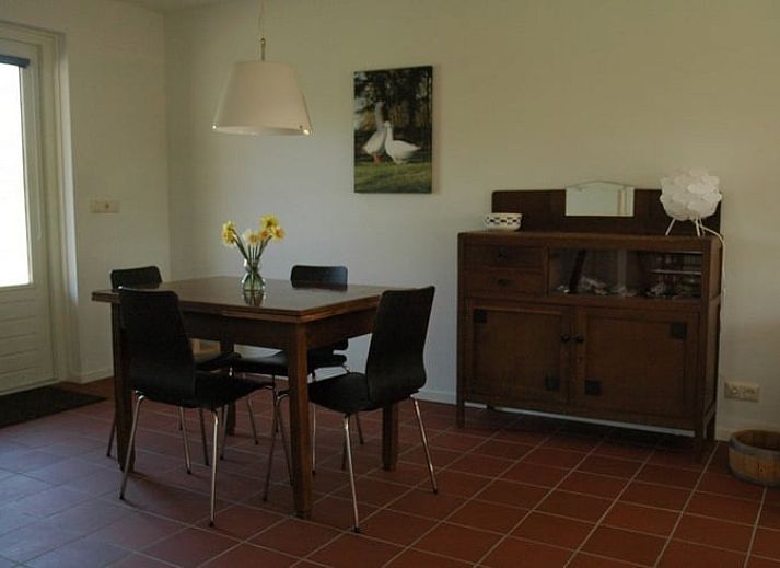 Huisje in Zevenhuizen, groene tuin met bloemen rondom vakantiehuis in Zuidwest Groningen, Groningen.