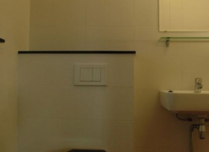 Huisje in Zevenhuizen, zonnig terras met tuinstoelen in Zuidwest Groningen, Groningen.