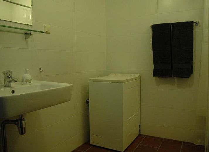 Huisje in Zevenhuizen, zonnig terras met tuinstoelen in Zuidwest Groningen, Groningen.