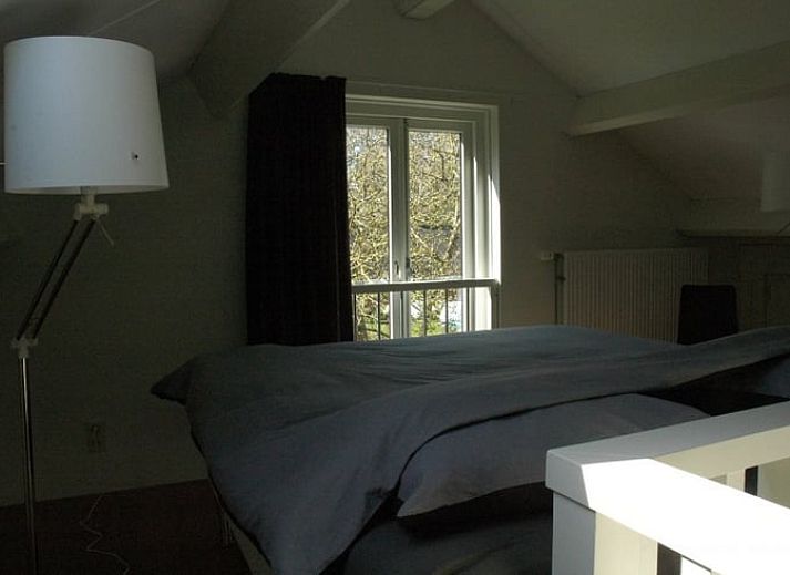 Huisje in Zevenhuizen, zonnig terras met tuinstoelen in Zuidwest Groningen, Groningen.