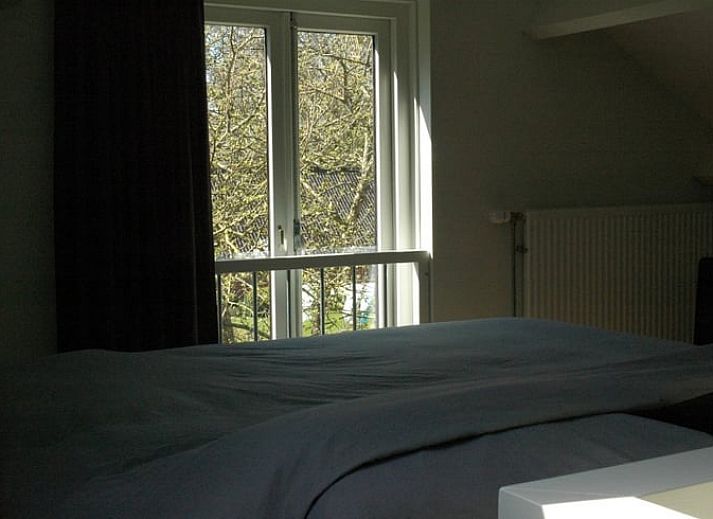 Huisje in Zevenhuizen, vooraanzicht met bloeiende bloemen in Zuidwest Groningen, Groningen.