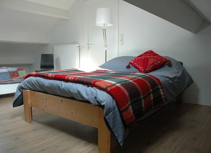 Huisje in Zevenhuizen, vooraanzicht met bloeiende bloemen in Zuidwest Groningen, Groningen.