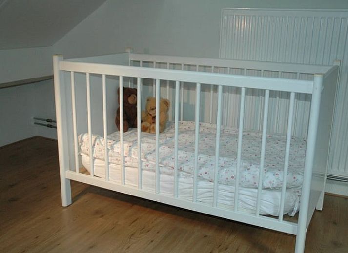 Huisje in Zevenhuizen, gezellige zithoek in de tuin in Zuidwest Groningen, Groningen.