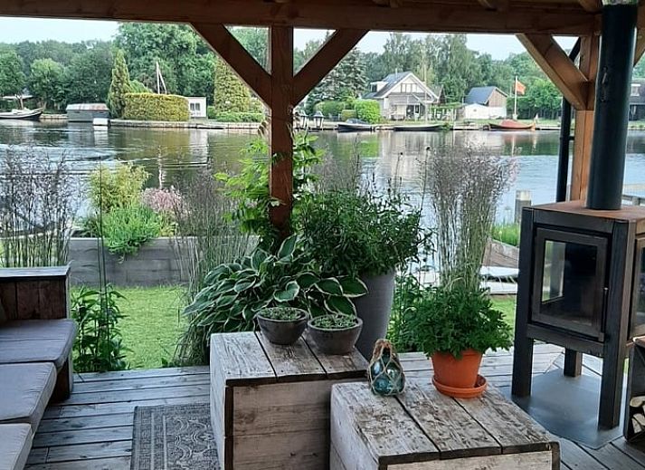 Charmantes Ferienhaus in Haren mit Holzfassade und gruener Umgebung im Suedwesten von Groningen.