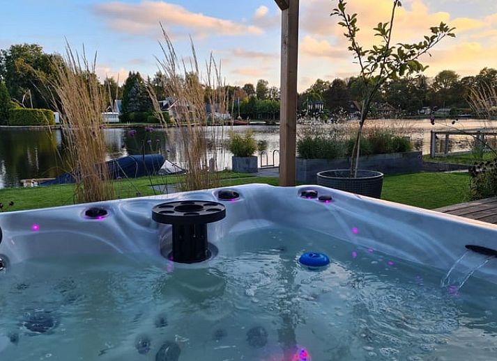 Charmantes Ferienhaus in Haren mit Holzfassade und gruener Umgebung im Suedwesten von Groningen.