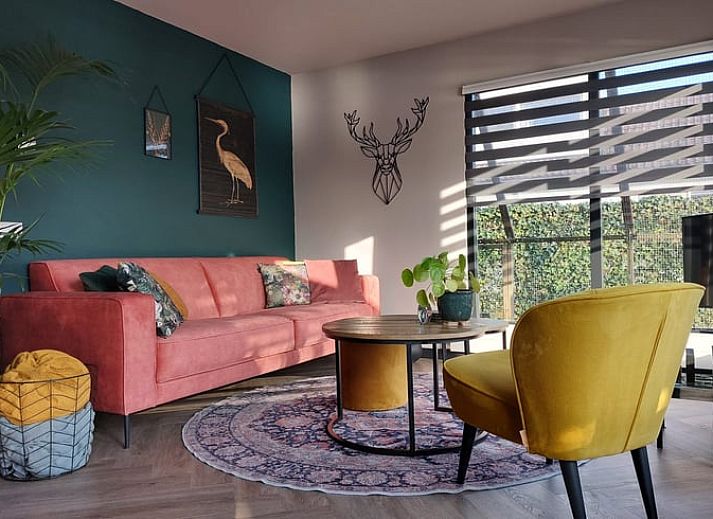 Charmantes Ferienhaus in Haren mit Holzfassade und gruener Umgebung im Suedwesten von Groningen.