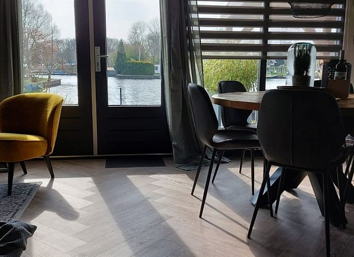 Charmantes Ferienhaus in Haren mit Holzfassade und gruener Umgebung im Suedwesten von Groningen.