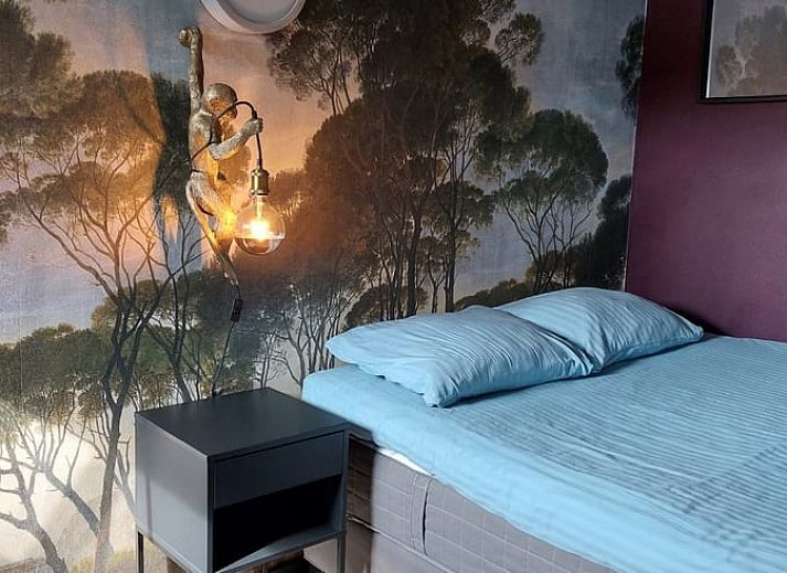 Gemuetliche Terrasse des Ferienhauses in Haren mit Blick auf das Wasser im Suedwesten von Groningen.