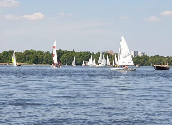 Entspannen Sie sich im sprudelnden Jacuzzi im Ferienhaus in Haren mit Blick auf den Fluss.