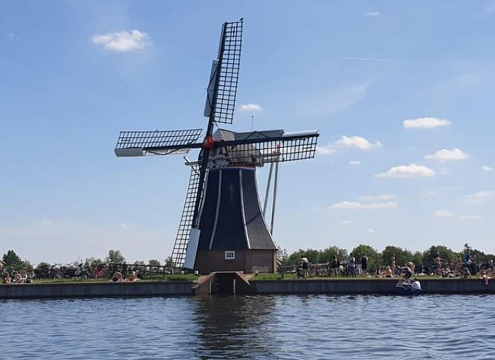 Entspannen Sie sich im sprudelnden Jacuzzi im Ferienhaus in Haren mit Blick auf den Fluss.