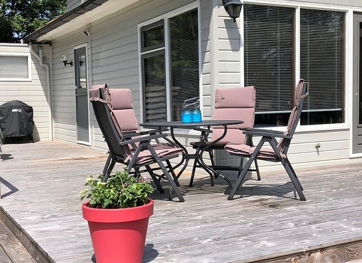 Prachtig uitzicht op het meer vanuit Huisjeaanhetmeer.nl in Haren, Zuidwest Groningen, ideaal voor natuurliefhebbers.
