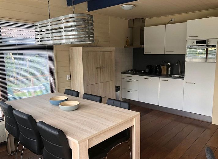 Prachtig uitzicht op het meer vanuit Huisjeaanhetmeer.nl in Haren, Zuidwest Groningen, ideaal voor natuurliefhebbers.