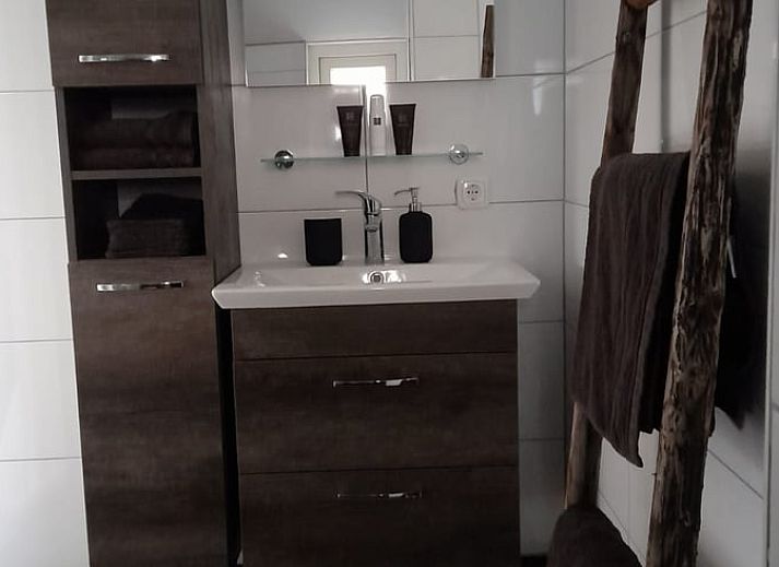 Moderne badkamer in Huisje in Marum, vakantiehuis in Zuidwest Groningen met stijlvolle inrichting.