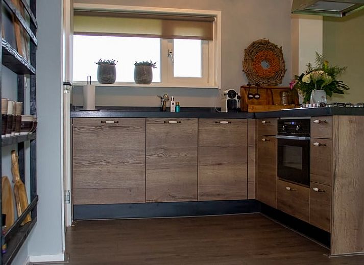 Moderne badkamer in Huisje in Marum, vakantiehuis in Zuidwest Groningen met stijlvolle inrichting.