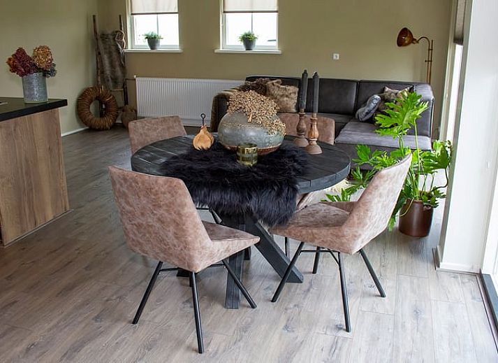 Moderne badkamer in Huisje in Marum, vakantiehuis in Zuidwest Groningen met stijlvolle inrichting.