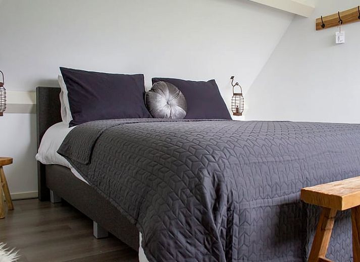 Gezellige slaapkamer in Huisje in Marum, vakantiehuis in Zuidwest Groningen met knusse sfeer.