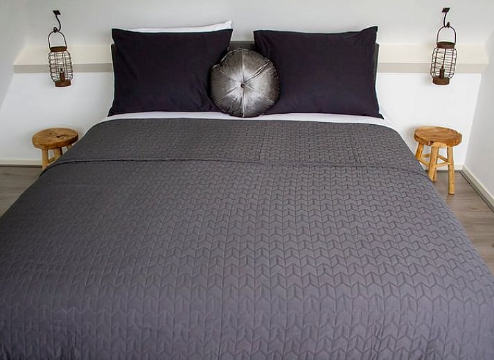 Gezellige slaapkamer in Huisje in Marum, vakantiehuis in Zuidwest Groningen met knusse sfeer.