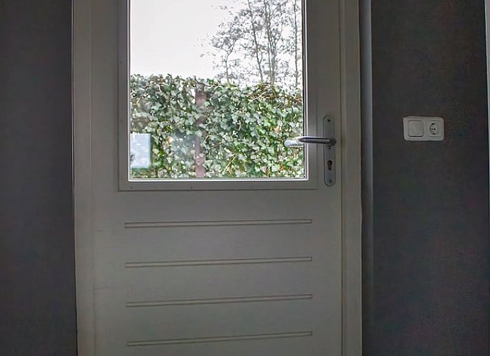 Stijlvolle badkamer met houten details in Huisje in Marum, vakantiehuis in Zuidwest Groningen.