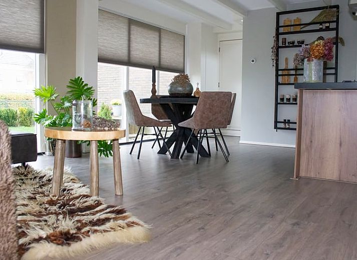 Stijlvolle badkamer met houten details in Huisje in Marum, vakantiehuis in Zuidwest Groningen.