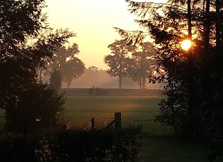 Ontwaak met een serene zonsopgang bij Huisje in Marum, vakantiehuis in de groene natuur van Zuidwest Groningen.