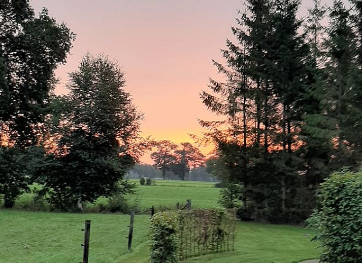 Ontwaak met een serene zonsopgang bij Huisje in Marum, vakantiehuis in de groene natuur van Zuidwest Groningen.