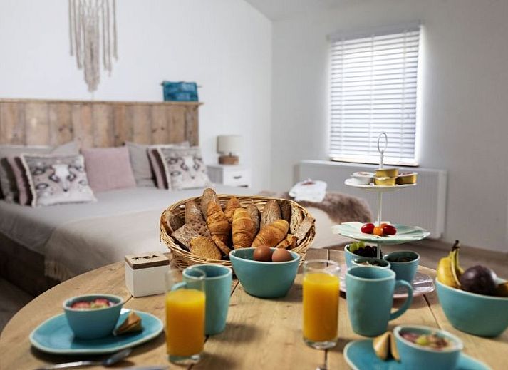 Enjoy a cozy bedroom at Bed & Wellness Het Gelukshuis in Stevensweert, Limburg.