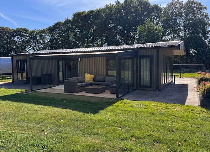 Sonnige Fassade eines Ferienhauses in Weert, Limburg, mit moderner Architektur und viel natuerlichem Licht.