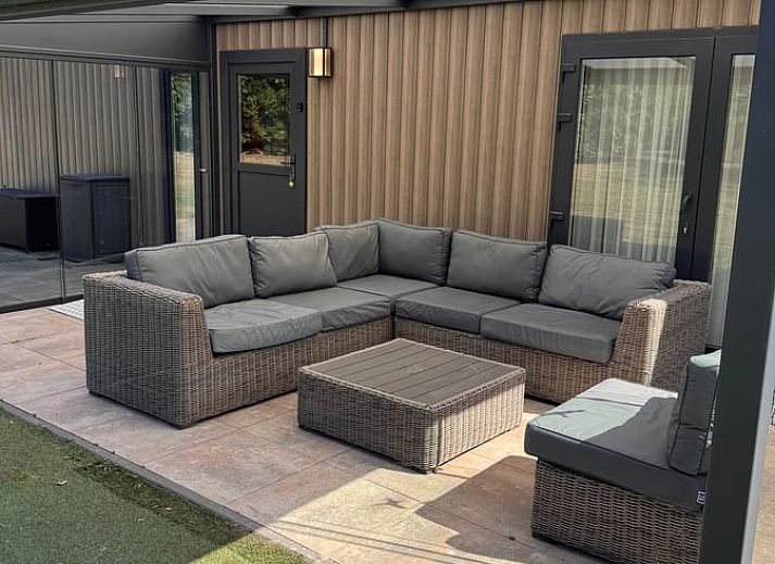 Sonnige Fassade eines Ferienhauses in Weert, Limburg, mit moderner Architektur und viel natuerlichem Licht.