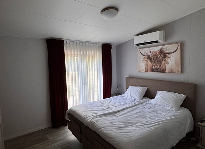 Sonnige Fassade eines Ferienhauses in Weert, Limburg, mit moderner Architektur und viel natuerlichem Licht.