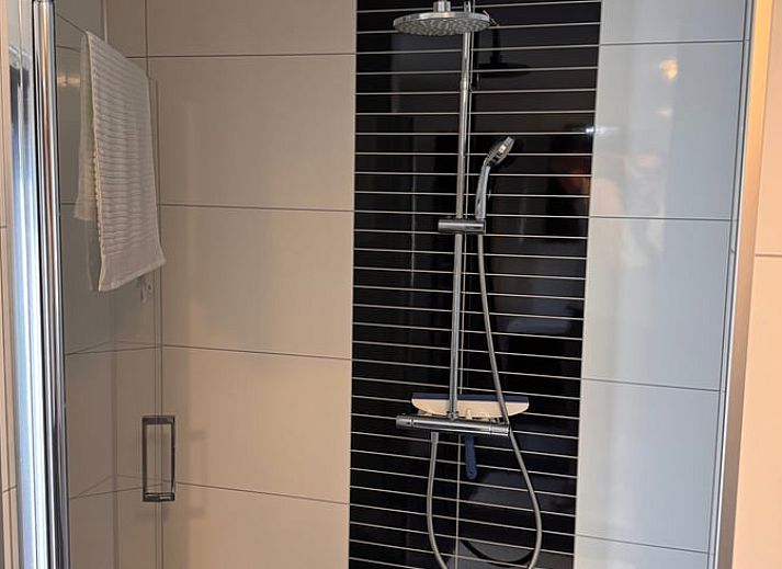 Sonnige Fassade eines Ferienhauses in Weert, Limburg, mit moderner Architektur und viel natuerlichem Licht.