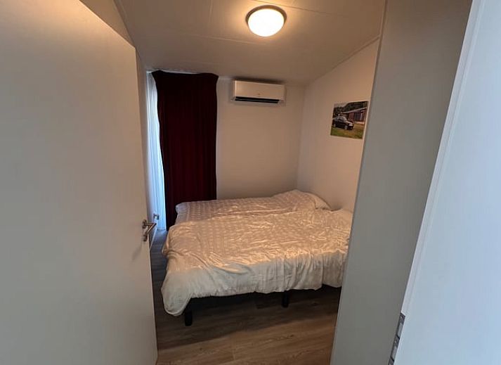 Geraeumige Terrasse am Ferienhaus in Weert, Limburg, ideal fuer Mahlzeiten im Freien und zum Geniessen der Natur.