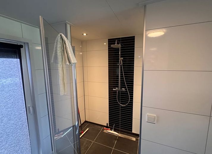 Geraeumige Terrasse am Ferienhaus in Weert, Limburg, ideal fuer Mahlzeiten im Freien und zum Geniessen der Natur.