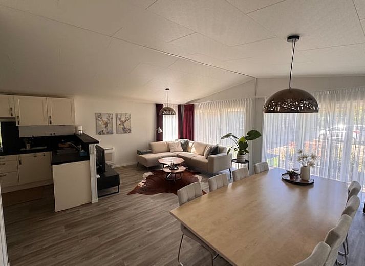 Geraeumige Terrasse am Ferienhaus in Weert, Limburg, ideal fuer Mahlzeiten im Freien und zum Geniessen der Natur.