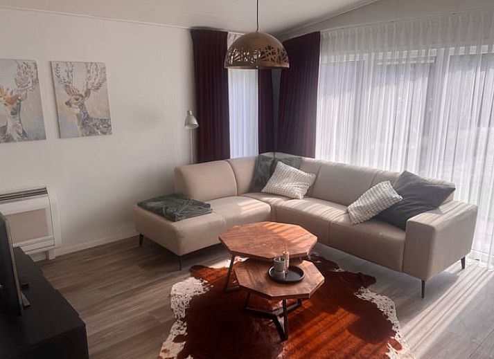 Ruhiger Garten im Ferienhaus in Weert, Mittellimburg, umgeben von Baeumen und Gruen.